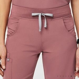 Women's Figs Kade Cargo Scrub Pants (Mauve)